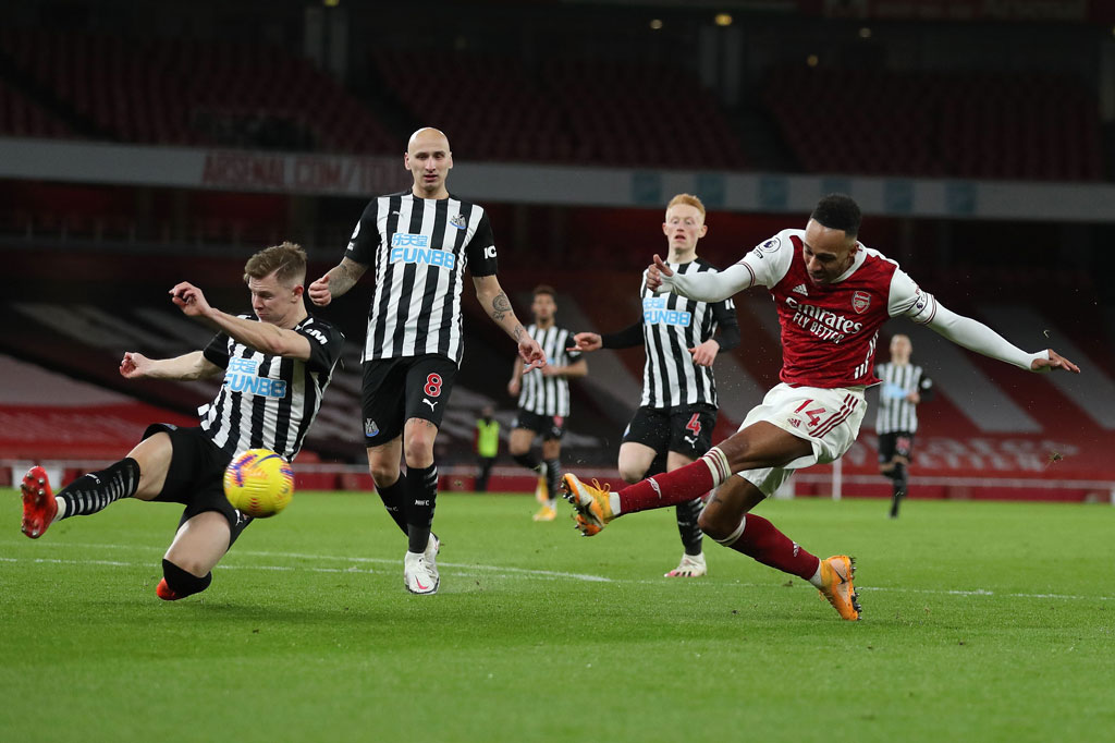 Namun, Aubameyang akhirnya membuat The Gunners unggul pada menit ke-50 lewat skema serangan balik. Menerima umpan panjang dari Thomas Partey, ia berlari ke pertahanan Newcastle dan kemudian melepaskan tembakan kaki kiri untuk menjebol gawang tim tamu.