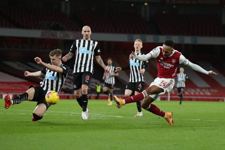 Namun, Aubameyang akhirnya membuat The Gunners unggul pada menit ke-50 lewat skema serangan balik. Menerima umpan panjang dari Thomas Partey, ia berlari ke pertahanan Newcastle dan kemudian melepaskan tembakan kaki kiri untuk menjebol gawang tim tamu.