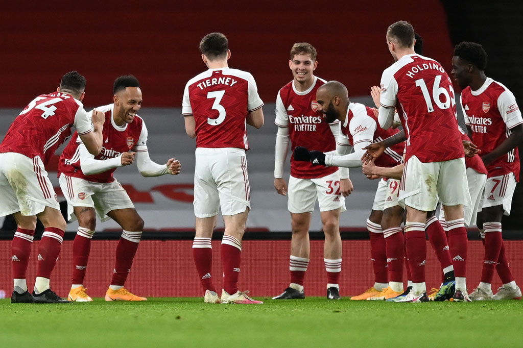 Aubameyang melakukan selebrasi bersama rekan-rekan setimnya.