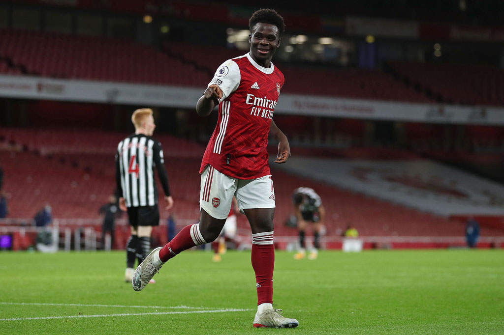 Sepuluh menit kemudian Bukayo Saka membuat skor menjadi 2-0 setelah melakukan kerja sama apik dengan pemain muda Emile Smith Rowe, yang memainkan bola di belakang pertahanan Newcastle sebelum memberikan umpan terukurnya.