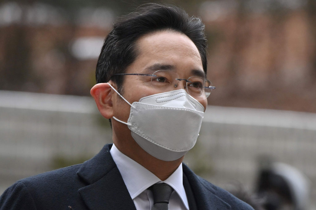 Pewaris Samsung Lee Jae-yong dijatuhi hukuman 2,5 tahun penjara dalam sidang ulang kasus suap yang melibatkan mantan Presiden Park Geun-hye, Senin, 18 Januari 2021. Lee harus kembali berada di balik jeruji besi kurang dari tiga tahun setelah menghirup udara bebas.