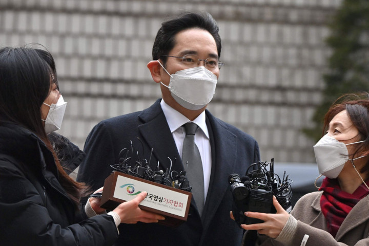 Pengadilan Tinggi Seoul, dikutip dari Kantor Berita Yonhap, Selasa, 19 Januari 2021 menjatuhkan hukuman kepada 'vice chairman' Samsung Electronics itu karena menyuap Park dan teman lamanya, Choi Soon-sil, untuk memenangkan dukungan pemerintah demi kelancaran transfer kekuasaan manajerial ayah-ke-anak di Samsung.