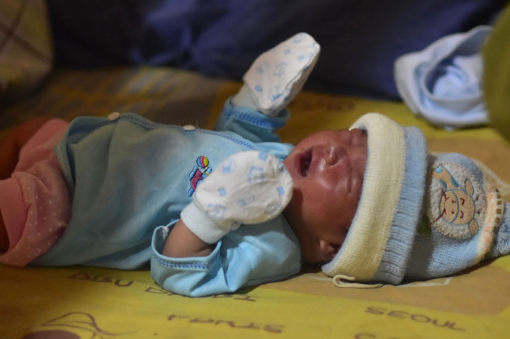 Bayi dari pasangan suami istri Muslimin, 30, dan Armila, 25, warga Thamrin, Kabupaten Mamuju tersebut lahir dengan persalinan normal dibantu oleh dua bidan yang bertugas di posko pengungsian tersebut pada Minggu, 17 Januari 2021.