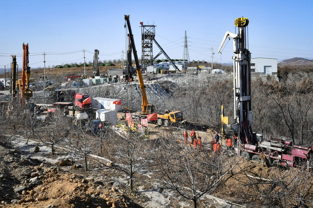 22 pekerja telah terjebak di kedalaman 540 meter di bawah tanah di tambang Hushan dekat Yantai di provinsi Shandong China timur sejak Minggu, 10 Januari 2021 lalu. Sementara lokasi ledakan berada di kedalaman 240 meter.
