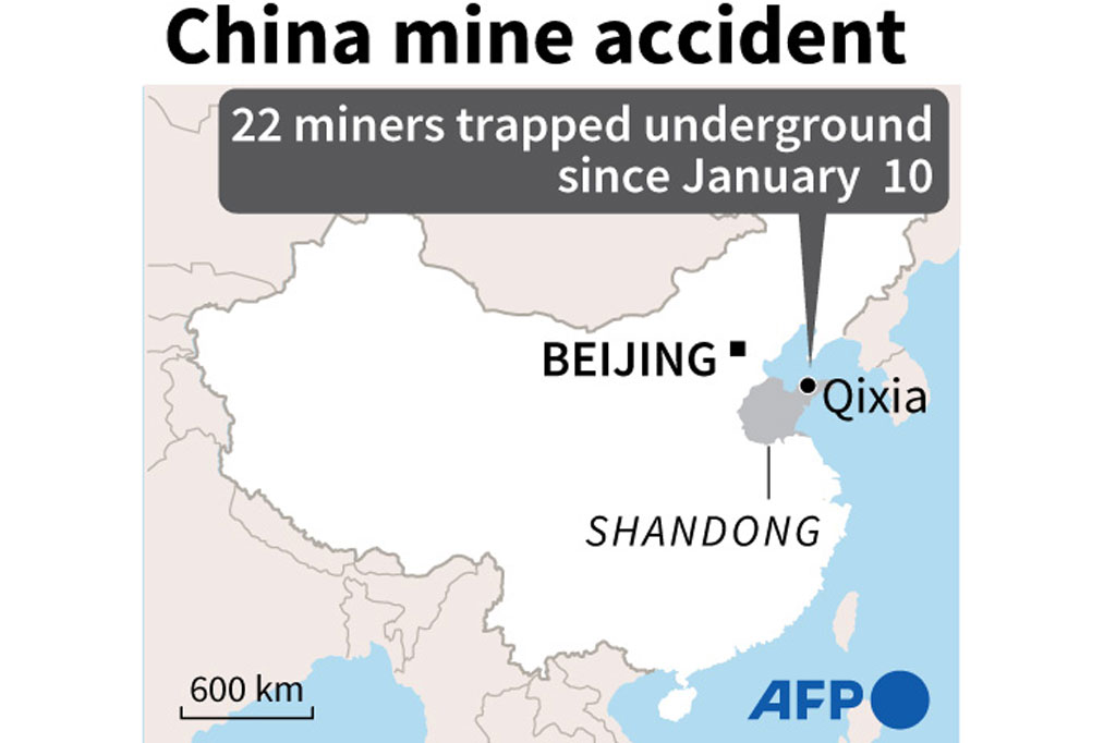 
Mereka memohon bantuan lewat pesan tulisan tangan dengan mengatakan bahwa selusin dari mereka masih hidup, tetapi dikelilingi oleh air dan membutuhkan pasokan medis yang mendesak. Beberapa penambang terluka, kata catatan itu.