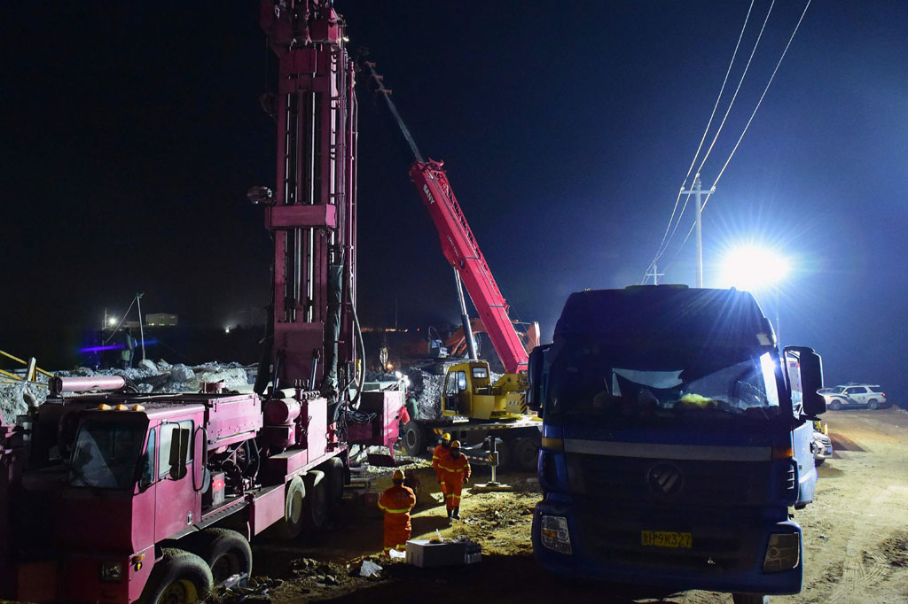 Setelah berhari-hari tanpa tanda-tanda kehidupan, beberapa penambang yang terperangkap berhasil mengirim catatan yang ditempelkan ke kawat logam yang dijatuhkan oleh tim penyelamat ke tambang pada hari Minggu, 17 Januari 2021.