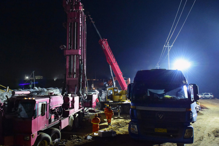 Setelah berhari-hari tanpa tanda-tanda kehidupan, beberapa penambang yang terperangkap berhasil mengirim catatan yang ditempelkan ke kawat logam yang dijatuhkan oleh tim penyelamat ke tambang pada hari Minggu, 17 Januari 2021.
