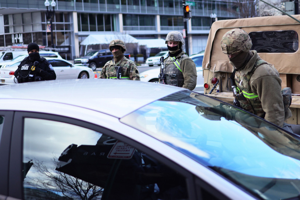 Garda Nasional berjaga di kawasan Kompleks Capitol. Keamanan Gedung Capitol diperketat setelah para perusuh menyerbu Capitol awal bulan ini. AFP Photo/Michael M. Santiago