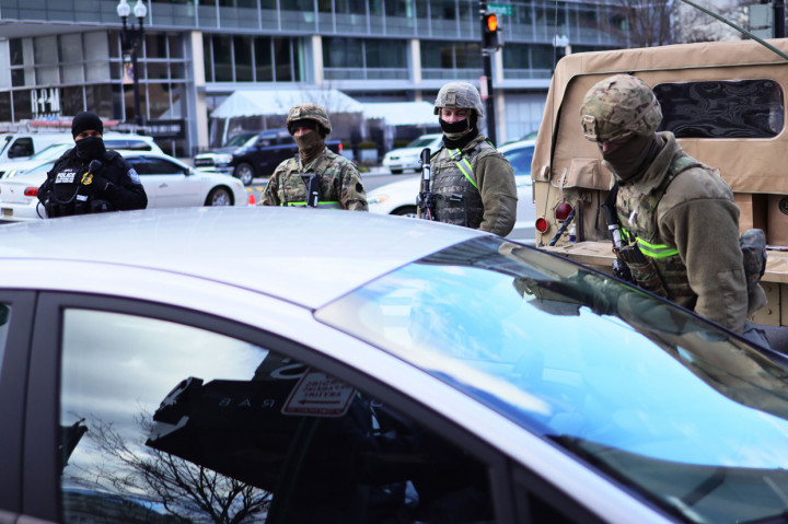 Garda Nasional berjaga di kawasan Kompleks Capitol. Keamanan Gedung Capitol diperketat setelah para perusuh menyerbu Capitol awal bulan ini. AFP Photo/Michael M. Santiago