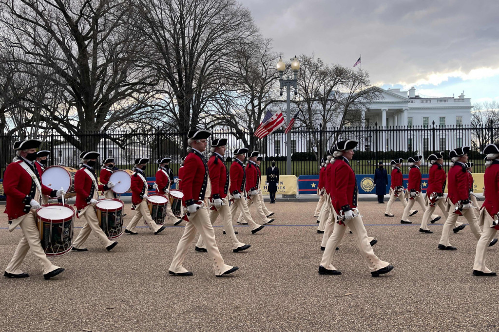 Korps musik militer berlatih selama gladi resik untuk upacara pelantikan Presiden terpilih Joe Biden dan Wakil Presiden terpilih Kamala Harris di Gedung Capitol Hill, AS. AFP Photo/Daniel Slim