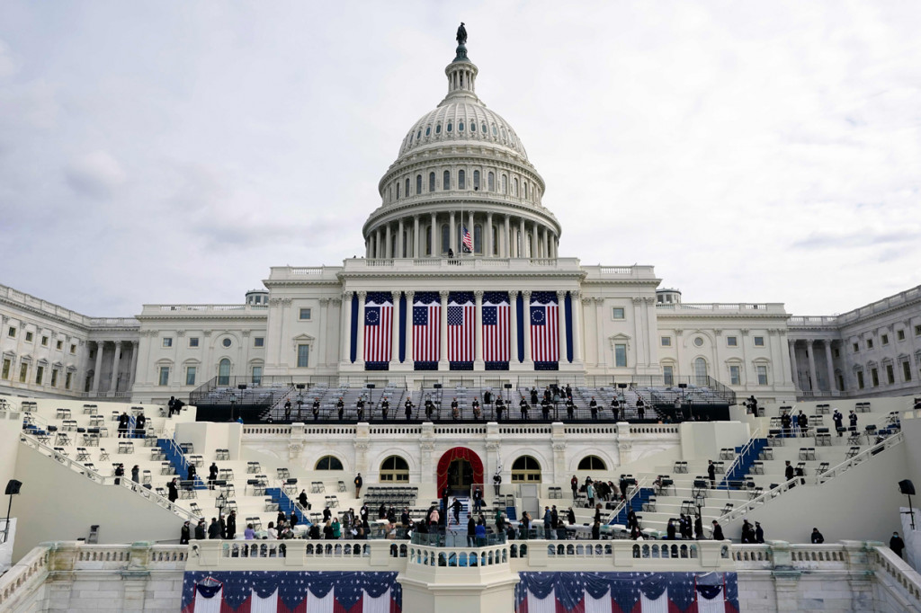 Anggota korps musik melakukan persiapan sebelum gladi resik menjelang upacara pelantikan presiden dan wakil presiden AS terpilih di West Front, Gedung Capitol Hill. AFP Photo/Patrick Semansky