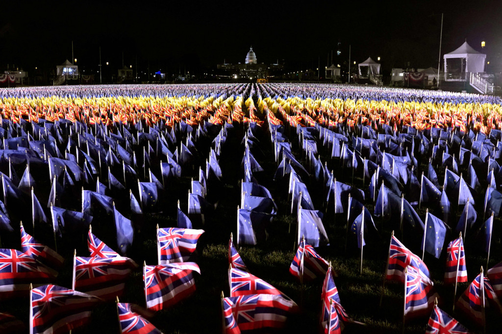 Diperkirakan ada 200 ribu bendera yang dipasang untuk memeriahkan pelantikan Biden-Kamala. AFP Photo/Timothy A. Clary