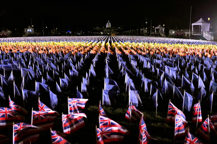 Diperkirakan ada 200 ribu bendera yang dipasang untuk memeriahkan pelantikan Biden-Kamala. AFP Photo/Timothy A. Clary