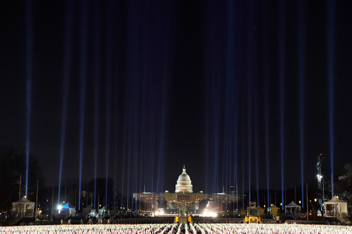 Di acara pelantikan tersebut juga akan menampilkan atraksi 56 lampu sorot yang menggambarkan 50 negara bagian dan wilayah teritori AS. AFP Photo/Timothy A. Clary