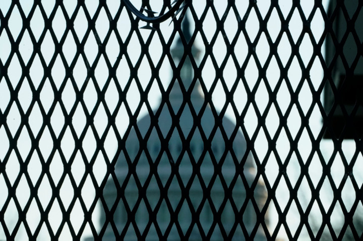 Kompleks Capitol di Washington DC sempat ditutup setelah ada peringatan kebakaran di dekat kamp. Penutupan dilakukan di tengah insiden kebakaran kamp tunawisma, yang berjarak sekitar satu mil dari Capitol. AFP Photo/Timothy A. Clary