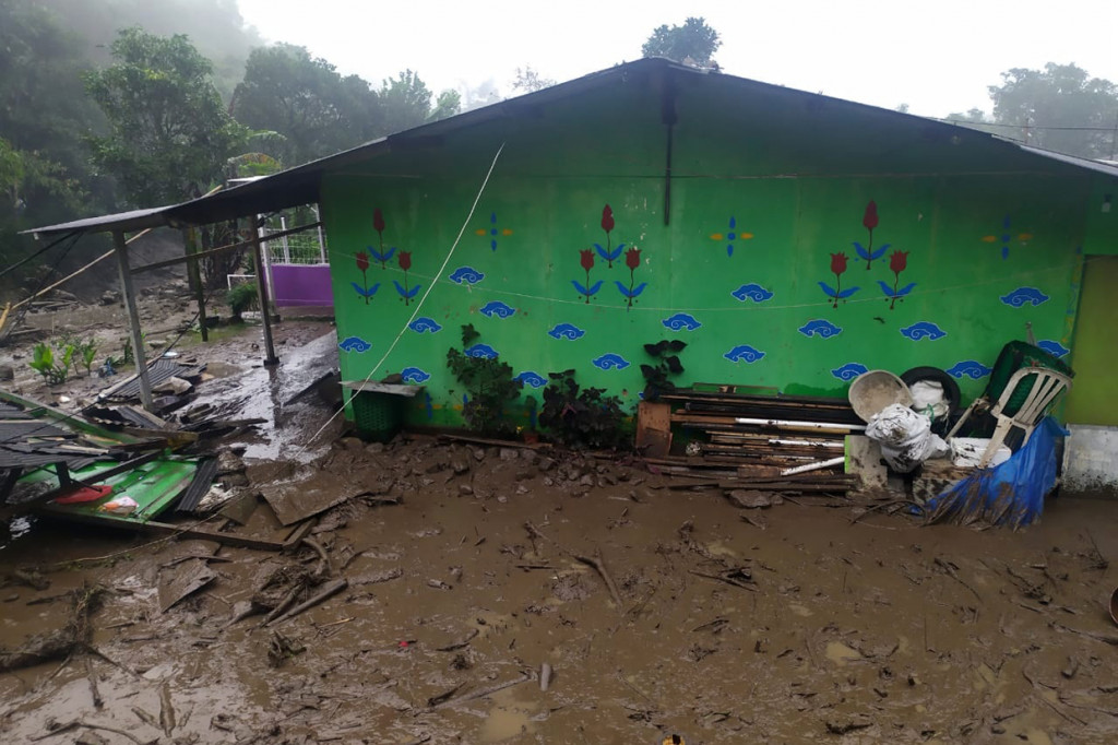 Badan Nasional Penanggulangan Bencana (BNPB) menyatakan dugaan awal penyebab longsor di Cisarua Bogor pada Selasa, 19 Januari 2021, sekitar pukul 10.00 WIB.