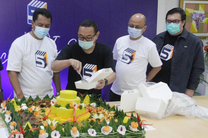 Direktur Utama Media Indonesia Firdaus Dayat (kedua dari kiri) memotong nasi tumpeng pada puncak acara perayaan HUT ke-51 Harian Media Indonesia disaksikan dari kiri, Direktur Pemberitaan Media Indonesia Gaudensius Suhardi, Deputi Direktur Pengembangan Bisnis F. Saiful Bachri dan Deputi Direktur Sales & Marketing Media Indonesia Gustaf Bernhard yang dilaksanakan secara online dan offline secara terbatas di Gedung Media Group, Jakarta.