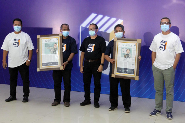 Direktur Utama Media Indonesia Firdaus Dayat (tengah) bersama dengan Ketua Dewan Redaksi Media Group Usman Kansong (kanan) dan Direktur Pemberitaan Media Indonesia Gaudensius Suhardi (kiri) berfoto setelah memberikan Karikatur dan Cincin Emas kepada dua perwakilan karyawan yang memasuki masa pensiun di sela-sela perayaan HUT ke-51 Harian Media Indonesia. Dalam perayaan tersebut, manajemen Media Indonesia memberikan penghargaan bagi 10 karyawan berupa pin emas yang masa kerja di atas 27 tahun.