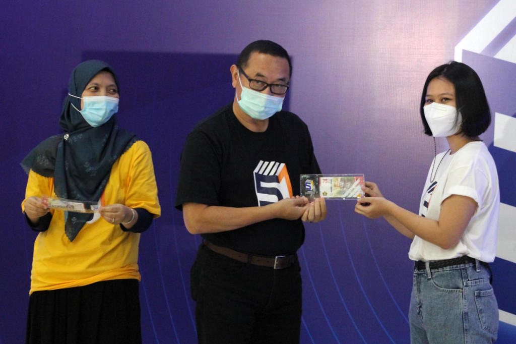 Direktur Utama Media Indonesia Firdaus Dayat memberikan uang kertas edisi khusus 75 tahun Indonesia Merdeka kepada dua perwakilan karyawan yang nantinya diberikan kepada seluruh karyawan Media Indonesia pada puncak acara perayaan HUT ke-51 Harian Media Indonesia.
