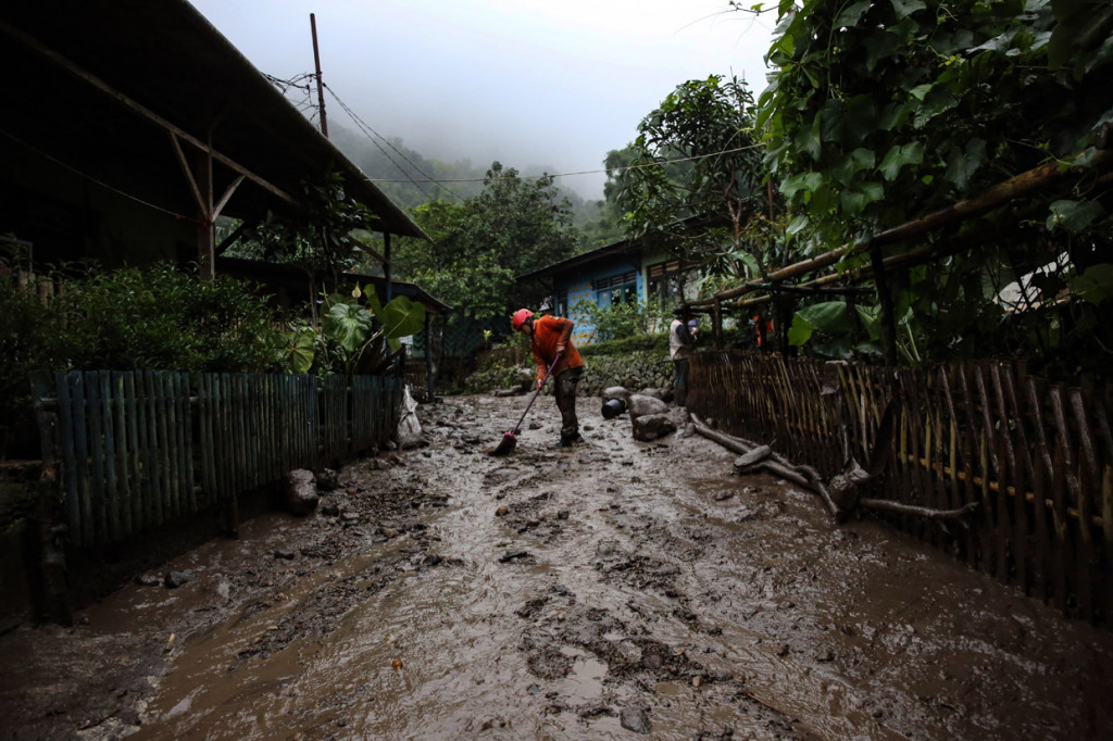 Banjir bandang melanda Kampung Gunung Mas, Tugu Selatan, Cisarua, Kabupaten Bogor, Jawa Barat.