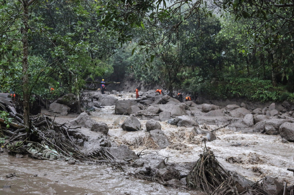 Badan Nasional Penanggulangan Bencana (BNPB) menyebut banjir disebabkan karena hujan dengan intensitas tinggi dan longsoran dari gunung.