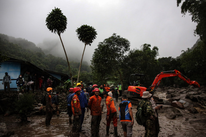 Sementara petugas gabungan dari BPBD, Tagana, TNI dan Kepolisian sudah bersiaga di lokasi untuk membantu mengevakuasi warga.