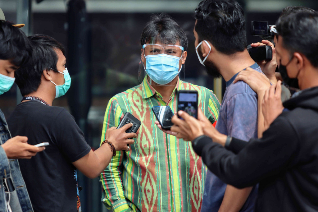 Daniel Tonapa Masiku (batik hijau) kerabat Harun Masiku buron kasus suap pergantian antarwaktu (PAW) anggota DPR, diperiksa di gedung KPK, Jakarta.