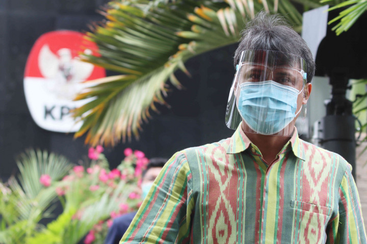 Komisi Pemberantasan Korupsi (KPK) memeriksa pengacara, Daniel Tonapa Masiku. Daniel Tonapa merupakan kerabat atau masih memiliki hubungan keluarga dengan buronan Harun Masiku.