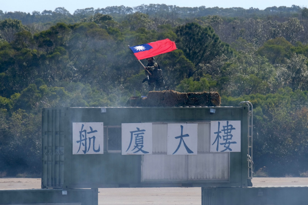 Latihan itu juga dimaksudkan untuk meyakinkan publik bahwa militer tetap melakukan penjagaan menjelang perayaan Tahun Baru Imlek bulan depan, ketika banyak pasukan cuti. 