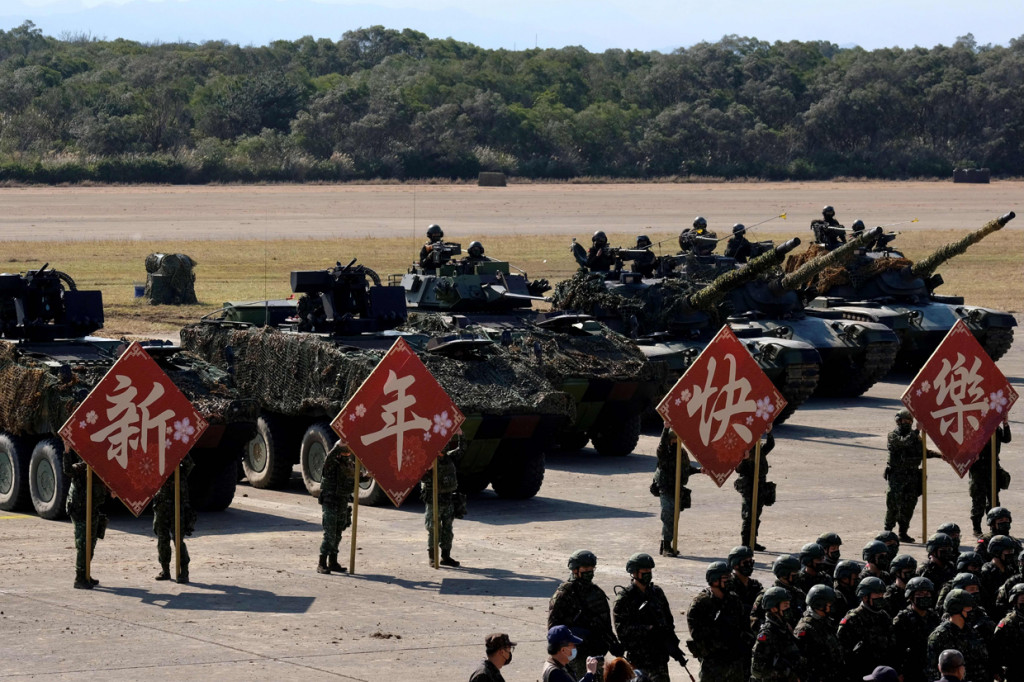 Ancaman Tiongkok meningkat ketika bujukan ekonomi dan politik tidak membuahkan hasil. Hampir setiap hari Tiongkok mengirimkan jet tempur dan pesawat pengintai ke Taiwan.