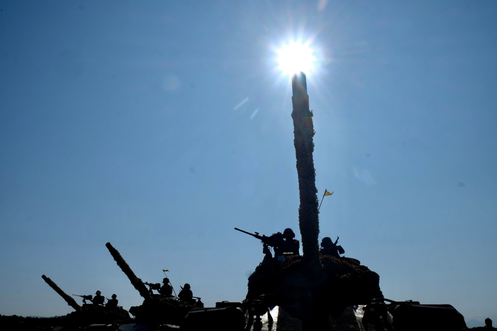 Tiongkok memiliki kekuatan militer terbesar di dunia, yang berjumlah sekitar 2 juta personel. Tiongkok juga memiliki angkatan laut terbesar, dengan sekitar 350 kapal, termasuk dua kapal induk dan sekitar 56 kapal selam. Tiongkok juga memiliki sekitar 2.000 pesawat pembom dan pesawat tempur serta 1.250 rudal balistik yang diluncurkan dari darat, yang dianggap sebagai senjata strategis utama melawan Taiwan. 
