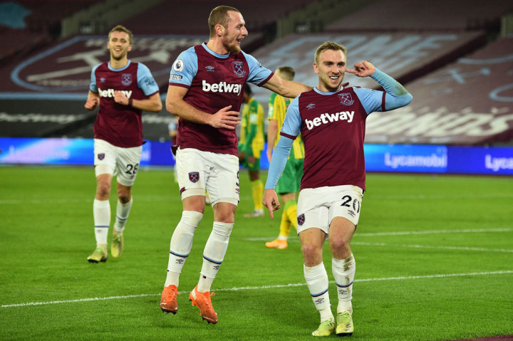 West Ham unggul lebih dulu pada babak pertama lewat Jarrod Bowen. Gol berawal dari umpan Said Benhrahma yang diteruskan oleh vladimir Coufal ke kotak penalti. Bowen kemudian meneruskannya dengan dada untuk merobek gawang Johnstone.