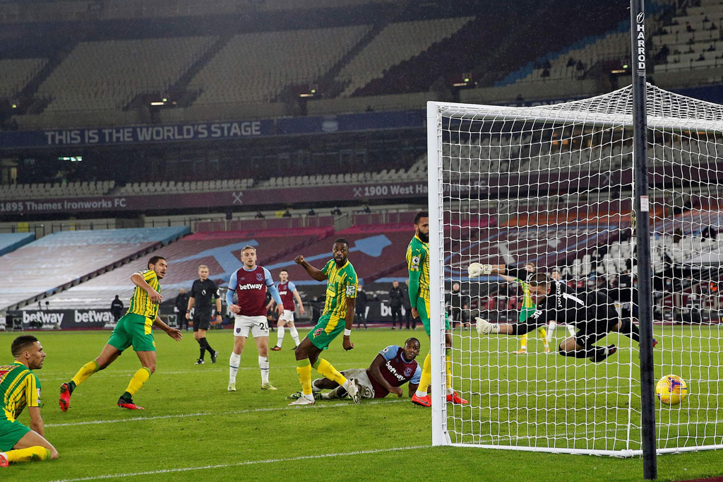 Tuan rumah kemudian terpacu dan tiga kali hampir menciptakan gol dalam kurun satu menit saat pertandingan berjalan tepat satu jam, sebelum Antonio menjaringkan bola lewat tendangan voli meneruskan sundulan Andriy Yarmolenko, yang membuat The Hammers tetap kuat mencengkeram papan tengah klasemen.