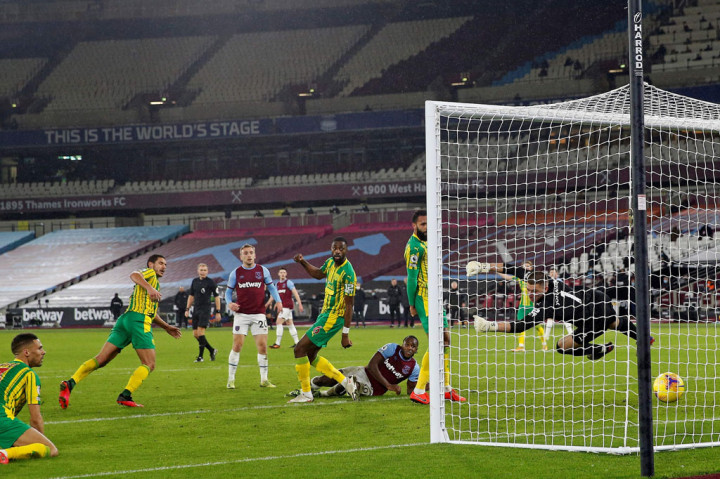 Tuan rumah kemudian terpacu dan tiga kali hampir menciptakan gol dalam kurun satu menit saat pertandingan berjalan tepat satu jam, sebelum Antonio menjaringkan bola lewat tendangan voli meneruskan sundulan Andriy Yarmolenko, yang membuat The Hammers tetap kuat mencengkeram papan tengah klasemen.