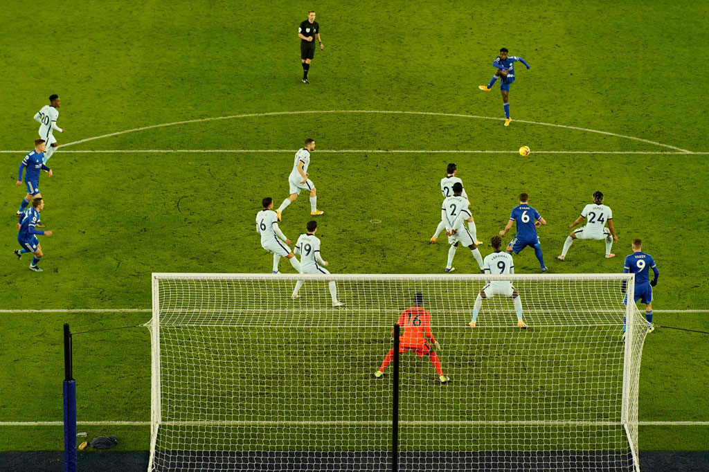 Leicester membuka keunggulan pada menit keenam. Gol berawal dari skema tendangan pojok. Bola kemudian diteruskan oleh Marc Albrighton ke kotak penalti dan jatuh ke kaki Wilfred Ndidi. Ndidi langsung menyambar bola untuk menjebol gawang Chelsea yang dikawal Eduard Mendy. Skor 1-0 untuk Leicester.