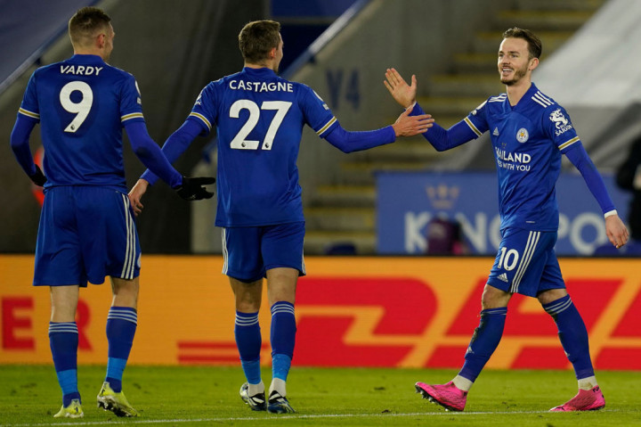 James Maddison meluapkan kegembiraan bersama rekan-rekan setimnya usai membawa Leicester unggul 2-0.
