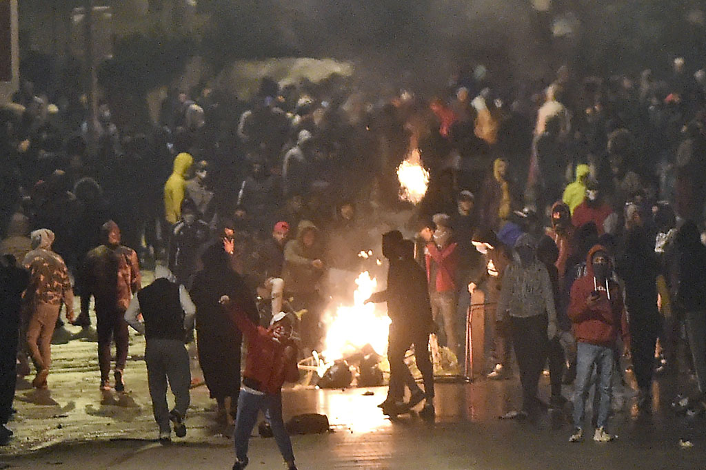 Bentrokan keras meletus untuk malam kelima pada Selasa, 19 Januari 2021 waktu setempat antara polisi dan pengunjuk rasa di beberapa kota Tunisia, termasuk Ibu Kota Tunis dan Sidi Bouzid, tempat lahirnya pemberontakan Musim Semi Arab (Arab Spring).