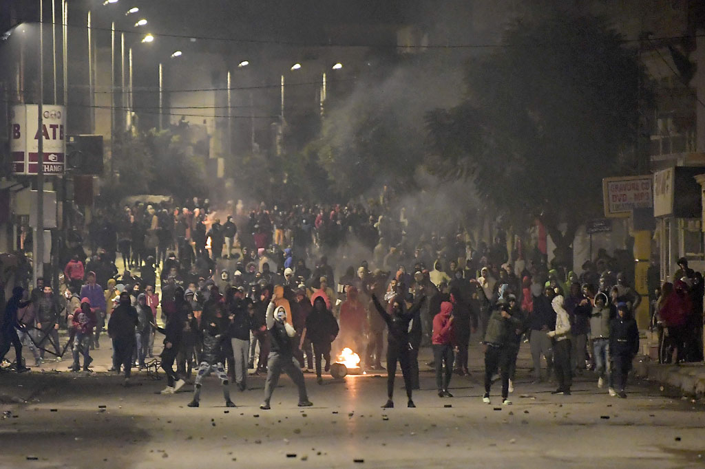 Sebelumnya, pendemo berunjuk rasa di Tunis menghidupkan kembali nyanyian yang bergema satu dekade lalu dalam revolusi yang mengantarkan demokrasi: 'Rakyat menginginkan rezim jatuh'.
