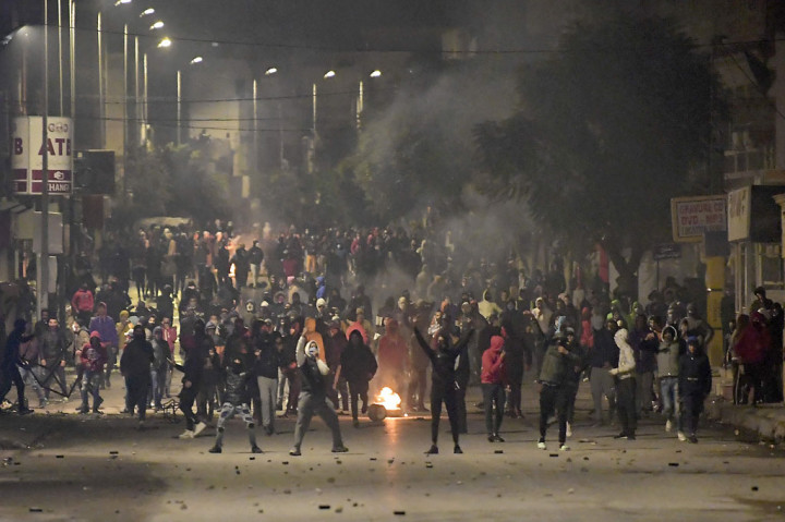 Sebelumnya, pendemo berunjuk rasa di Tunis menghidupkan kembali nyanyian yang bergema satu dekade lalu dalam revolusi yang mengantarkan demokrasi: 'Rakyat menginginkan rezim jatuh'.