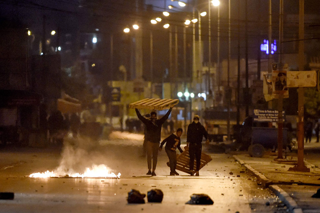 Protes siang hari dalam beberapa hari terakhir yang menuntut pekerjaan, martabat, dan pembebasan tahanan telah diikuti oleh kekerasan malam hari, dengan pembatasan covid-19 yang memperparah kemandekan ekonomi yang lebih luas.