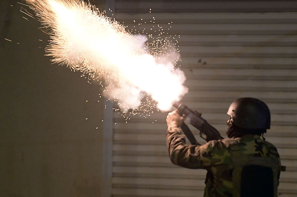 Di Sidi Bouzid, tempat revolusi 2011 dimulai, para saksi mata mengatakan bahwa polisi menembakkan gas air mata untuk membubarkan pengunjuk rasa yang mengangkat slogan-slogan menentang penguasa dan menuntut diakhirinya beberapa dekade marginalisasi (menjauhnya masyarakat dari elite).