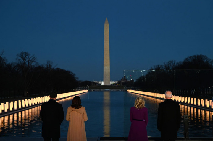Presiden dan Wakil Presiden terpilih Joe Biden dan Kamala Harris mengheningkan cipta sejenak untuk mengenang 400 ribu warga Amerika Serikat yang meninggal akibat pandemi covid-19 di Lincoln Memorial Reflecting Pool, Washington, Selasa, 19 Januari 2021 waktu setempat.