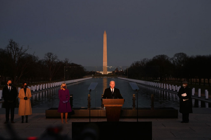 Biden memulai sambutannya dengan berterima kasih kepada perwakilan perawat di Michigan, Lori Marie Key, yang turut menyanyikan 'Amazing Grace' di tugu peringatan tersebut. “Jika ada malaikat di surga, mereka semua perawat. Kami tahu dari pengalaman keluarga kami apa yang Anda lakukan, keberanian dan rasa sakit yang Anda serap untuk orang lain. Jadi, terima kasih. Terima kasih,” kata Biden, seperti dikutip CNN.