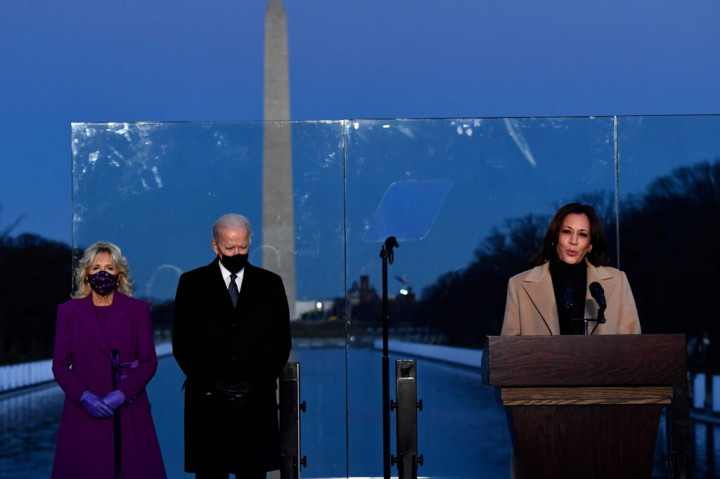 Sementara itu Kamala Harris merefleksikan kesedihan banyak orang yang kehilangan orang yang dicintai karena virus korona. “Selama berbulan-bulan kami berduka sendiri. Malam ini kami berduka dan mulai penyembuhan bersama,” ucapnya.