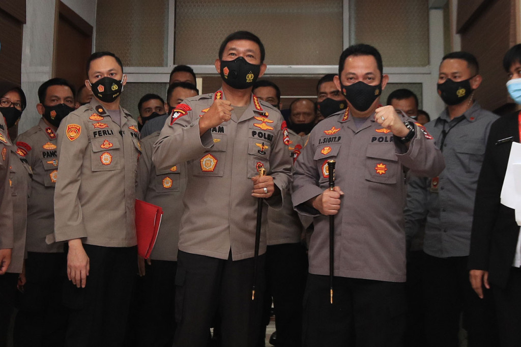 Kapolri Jenderal Pol Idham Aziz (kiri) mendampingi calon Kapolri Komjen Pol Listyo Sigit Prabowo (kanan) setibanya di pintu masuk Gedung Nusantara II DPR, Kompleks Parlemen Senayan, Jakarta.