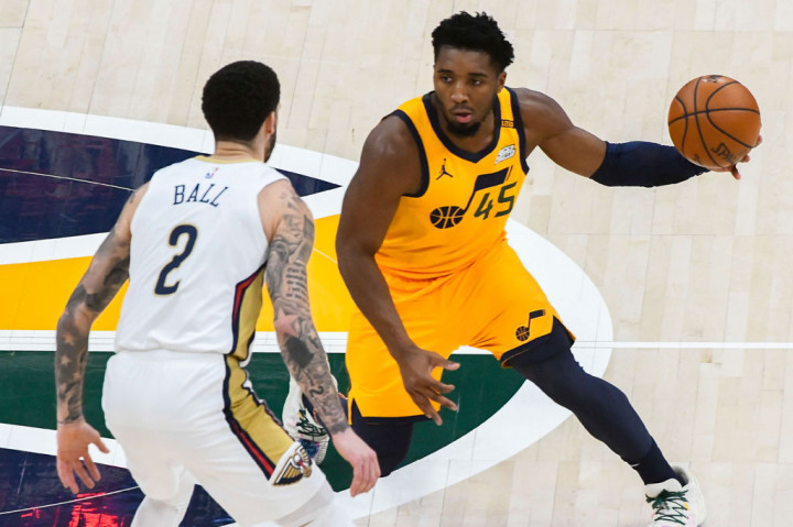 Donovan Mitchell adalah salah satu dari enam pemain Jazz dengan banyak melakukan lemparan tiga angka, mencetak empat dari 21 lemparan pemain Utah.