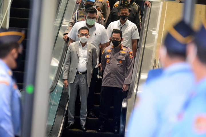 Ketua Komisi III Herman Hery (kiri) dan calon Kapolri Komjen Pol Listyo Sigit Prabowo berjalan keluar usai hadir dalam uji kelayakan dan kepatutan di Gedung Nusantara II DPR, Kompleks Parlemen Senayan, Jakarta.