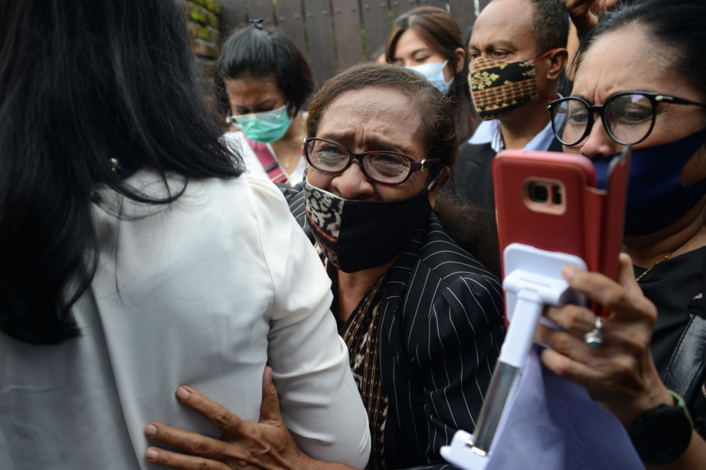 Tangis keluarga pecah saat menyambut kedatangan jenazah pramugari Sriwijaya Air SJ182 Mia Tresetyani Wadu di Bali.