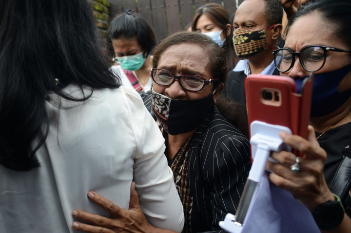 Tangis keluarga pecah saat menyambut kedatangan jenazah pramugari Sriwijaya Air SJ182 Mia Tresetyani Wadu di Bali.