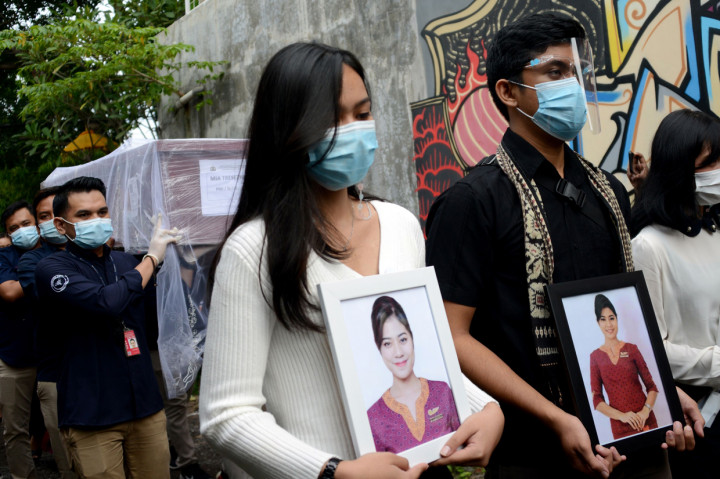 Sekitar pukul 16.39 Wita, jenazah tiba di rumah duka Jalan Tukad Gangga Gang Tirta Gangga No 3 Denpasar. 

